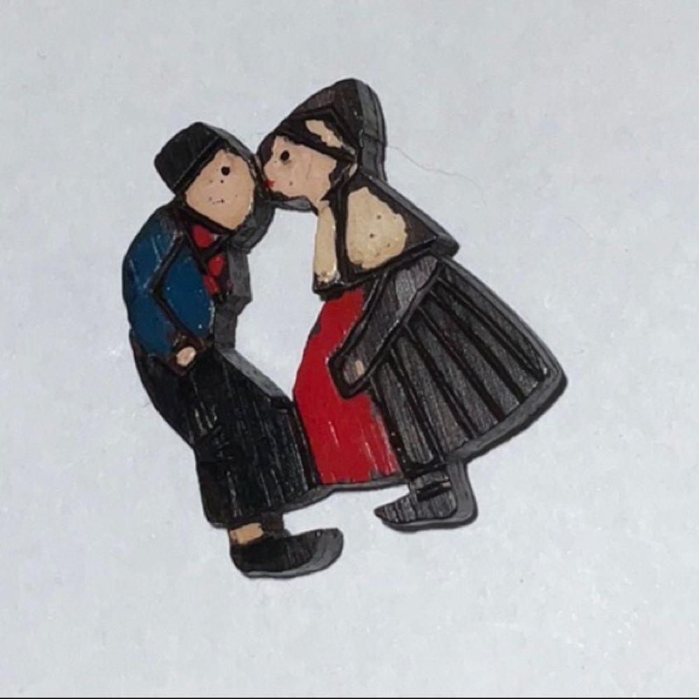 Folk Art Carved Wooden Kissing Couple Brooch Pin Vintage